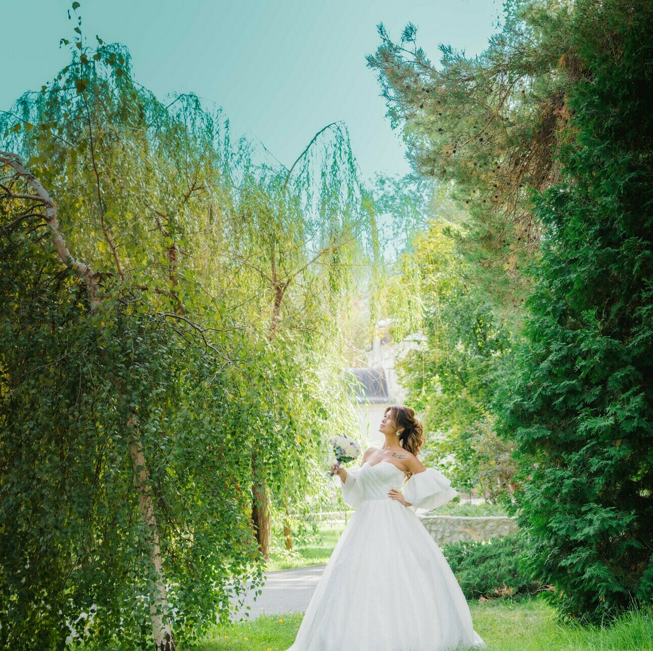 wedding photo, beauty, white dress, wedding bouquet of flowers, portrait, daisy, sweetheart, lips and chamomile,